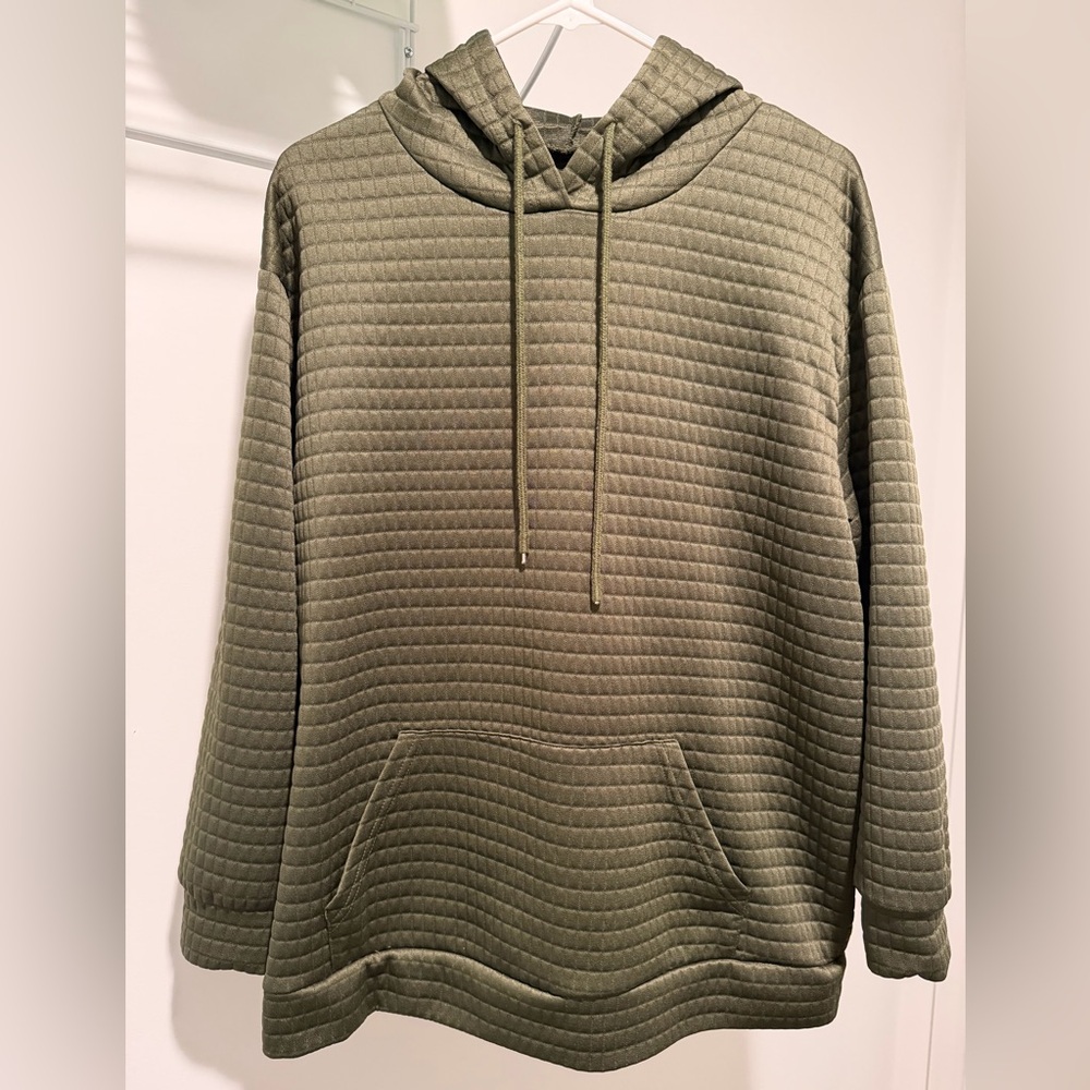 Women’s patterned hooded shirt. Size 1XL.